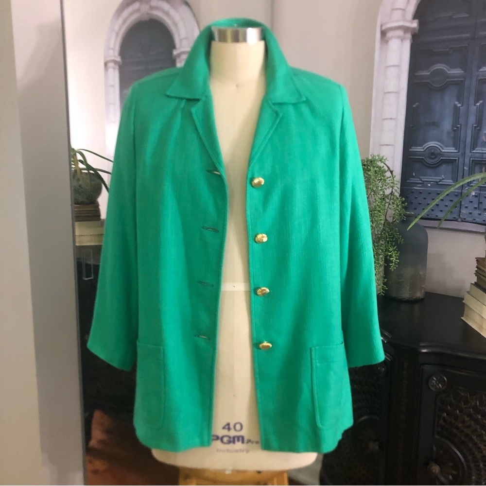 Susan Bristol Vintage green blazer
size 10 lined 2 pockets & 4 gold buttons